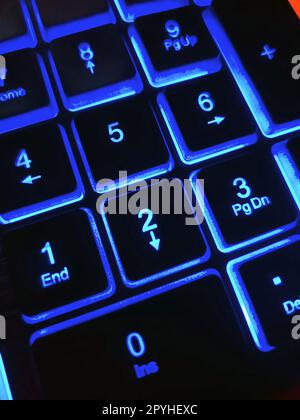 Gros plan du clavier d'ordinateur rétroéclairé lumineux Banque D'Images