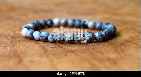 Bracelet en perles sur la table en bois Banque D'Images