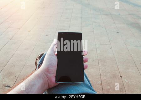 Homme utilisant le smartphone à l'extérieur Banque D'Images