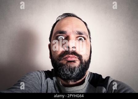 Homme drôle avec la barbe qui fait des expressions Banque D'Images