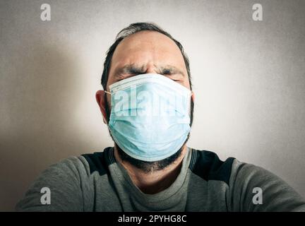 Homme drôle avec la barbe qui fait des expressions Banque D'Images