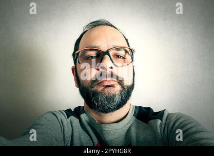 Homme drôle avec la barbe qui fait des expressions Banque D'Images