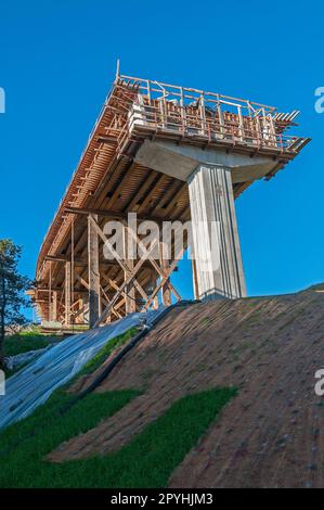 Section non finie d'une autoroute sur ou hors-rampe avec échafaudage sur une colline. Banque D'Images