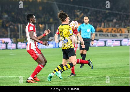 Athènes, Lombardie, Grèce. 3rd mai 2023. 10 STEVEN ZUBER du FC AEK en compétition avec 24 BA OUSSEYNOU et 7 KOSTAS FORTOUNIS du FC Olympiacos pendant la Super League grecque, disputant un match entre le FC AEK et le FC Olympiacos à l’OMAP Arena sur 3 mai 2023, à Athènes, en Grèce. (Credit image: © Stefanos Kyriazis/ZUMA Press Wire) USAGE ÉDITORIAL SEULEMENT! Non destiné À un usage commercial ! Banque D'Images