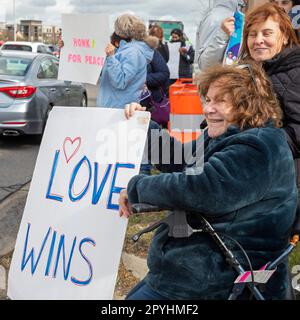 Royal Oak, Michigan, États-Unis. 3rd mai 2023. Des membres de la voix juive pour la paix et leurs partisans se sont réunis à l'avenue Woodward Shul pour dénoncer l'antisémitisme exposé lorsqu'une croix gammée a été peinte sur la synagogue. Crédit : Jim West/Alay Live News Banque D'Images