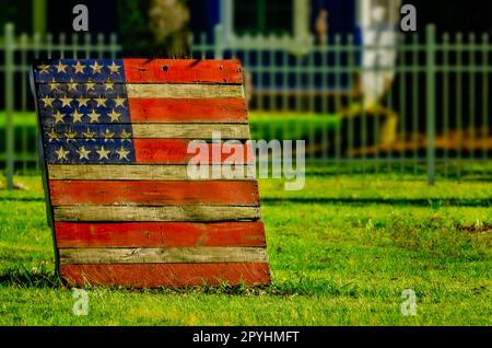 Un drapeau américain en bois est appuyé contre un arbre, 30 avril 2023, à Loxley, Alabama. Loxley, situé dans le comté de Baldwin, est résolument conservateur. Banque D'Images