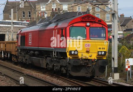 DB Cargo UK Red Liveried classe 66 hangar diesel-électrique Loco, 66070, transportant un train d'ingénieurs à travers Carnforth sur la côte ouest ligne principale 3rd mai 2023. Banque D'Images