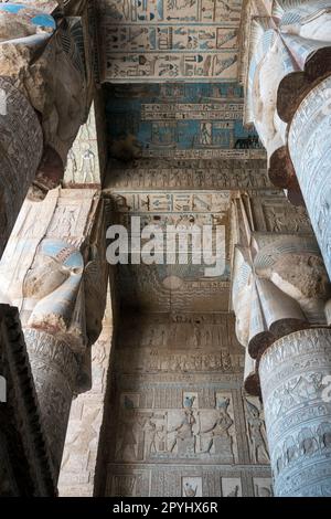 Peintures et sculptures complexes et magnifiques à l'intérieur du Temple de Hathor à Dendara Banque D'Images