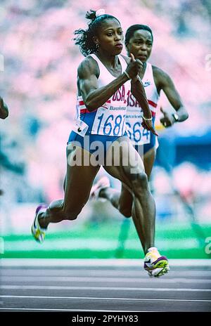 Gail Devers (États-Unis) #1687 et Evelyn Ashford (États-Unis) en demi-finale des 100 mètres féminins aux Jeux olympiques d'été de 1992. Banque D'Images