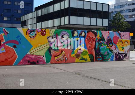 HAGUE, PAYS-BAS - 10 SEPTEMBRE 2022 : graffiti coloré dessiné sur le mur extérieur Banque D'Images