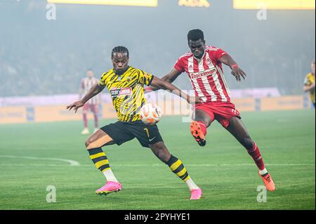 7 LEVI GARCIA du FC AEK en compétition avec 24 BA OUSSEYNOU du FC Olympiacos lors de la Super League grecque, disputer le match entre le FC AEK et le FC Olympiacos Banque D'Images