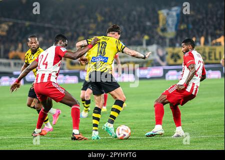 10 STEVEN ZUBER de l'AEK FC en compétition avec 24 OUSSEYNOU BA et 23 RODINEI de l'Olympiacos FC pendant la Super League grecque, disputer le match entre l'AEK FC A. Banque D'Images