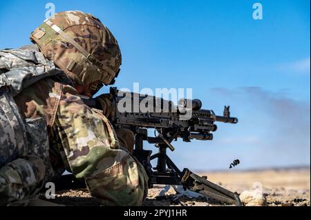 ÉTATS-UNIS Les soldats du 64th Bataillon de soutien de la brigade, de l'équipe de combat de la 3rd Brigade blindée, de la 4th Division d'infanterie, ont déclenché la mitrailleuse de M240 lors d'un entraînement à fort Carson, Colorado, 19 avril 2023. Les équipes de mitrailleuses se sont concentrées sur l'engagement efficace des cibles et l'alternance des feux. (É.-U. Photo de l'armée par le capitaine Tobias Cukale) Banque D'Images