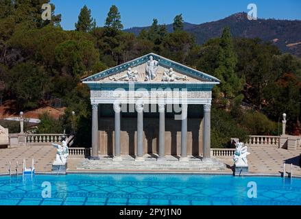 La piscine Neptune au château Hearst, construite par William Randolph Hearst, est située à San Simeon en Californie Banque D'Images