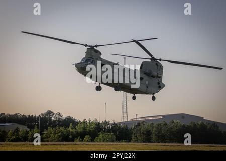 UH-60 Blackhawk et CH-47 les équipages d'hélicoptères Chinook affectés à la Brigade de l'aviation de combat 82nd, Division aéroportée 82nd, mènent une opération d'assaut aérien conjointe avec des parachutistes affectés à l'équipe de combat de 3rd Brigade, 82nd Division aéroportée pendant la rotation 23-07 du joint Readiness Training Centre (JRTC) à fort Polk, en Louisiane, 30 avril 2023. Plus de 4 000 3rd parachutistes de la MCT participent à la rotation, validant leur état de préparation pour les missions à venir potentielles. (É.-U. Photo de l'armée par le CPS. Luis Garcia). Banque D'Images