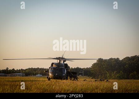 UH-60 Blackhawk et CH-47 les équipages d'hélicoptères Chinook affectés à la Brigade de l'aviation de combat 82nd, Division aéroportée 82nd, mènent une opération d'assaut aérien conjointe avec des parachutistes affectés à l'équipe de combat de 3rd Brigade, 82nd Division aéroportée pendant la rotation 23-07 du joint Readiness Training Centre (JRTC) à fort Polk, en Louisiane, 30 avril 2023. Plus de 4 000 3rd parachutistes de la MCT participent à la rotation, validant leur état de préparation pour les missions à venir potentielles. (É.-U. Photo de l'armée par le CPS. Luis Garcia). Banque D'Images