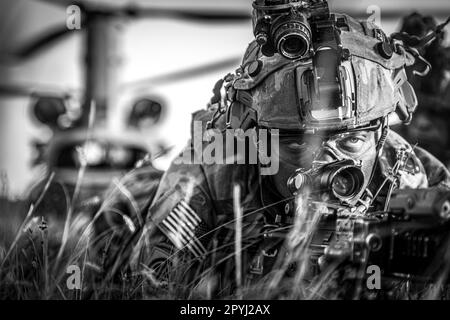 UH-60 Blackhawk et CH-47 les équipages d'hélicoptères Chinook affectés à la Brigade de l'aviation de combat 82nd, Division aéroportée 82nd, mènent une opération d'assaut aérien conjointe avec des parachutistes affectés à l'équipe de combat de 3rd Brigade, 82nd Division aéroportée pendant la rotation 23-07 du joint Readiness Training Centre (JRTC) à fort Polk, en Louisiane, 30 avril 2023. Plus de 4 000 3rd parachutistes de la MCT participent à la rotation, validant leur état de préparation pour les missions à venir potentielles. (É.-U. Photo de l'armée par le CPS. Luis Garcia). Banque D'Images