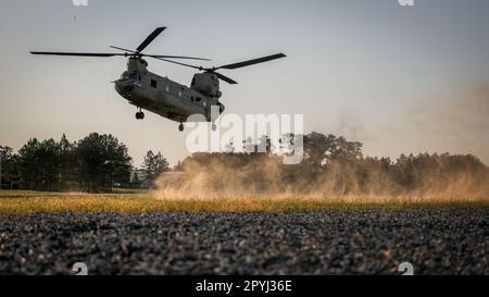 UH-60 Blackhawk et CH-47 les équipages d'hélicoptères Chinook affectés à la Brigade de l'aviation de combat 82nd, Division aéroportée 82nd, mènent une opération d'assaut aérien conjointe avec des parachutistes affectés à l'équipe de combat de 3rd Brigade, 82nd Division aéroportée pendant la rotation 23-07 du joint Readiness Training Centre (JRTC) à fort Polk, en Louisiane, 30 avril 2023. Plus de 4 000 3rd parachutistes de la MCT participent à la rotation, validant leur état de préparation pour les missions à venir potentielles. (É.-U. Photo de l'armée par le CPS. Luis Garcia). Banque D'Images