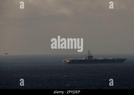 230501-N-KU796-1107 MER DE CHINE DU SUD (1 mai 2023) le porte-avions USS Nimitz (CVN 68) effectue des opérations de vol. Nimitz est aux États-Unis 7th Fleet qui effectue des opérations de routine. 7th Fleet est le U.S. La plus grande flotte numérotée déployée à l'avance de la Marine interagit et opère régulièrement avec ses alliés et partenaires pour préserver une région libre et ouverte de l'Indo-Pacifique. (É.-U. Navy photo par Mass communication Specialist 2nd Class Samuel Osborn) Banque D'Images