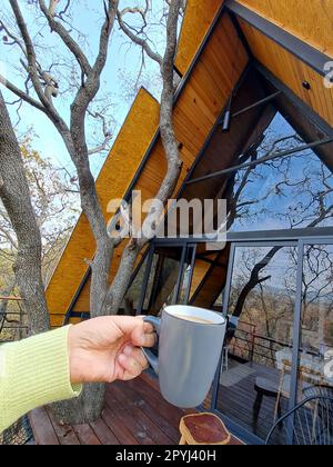 Café ou infusion de thé avec du lait pour se réveiller le matin avec de la caféine pour prendre le sommeil à l'aube pour commencer la journée avec de l'énergie Banque D'Images