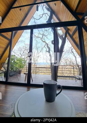 Café ou infusion de thé avec du lait pour se réveiller le matin avec de la caféine pour prendre le sommeil à l'aube pour commencer la journée avec de l'énergie Banque D'Images