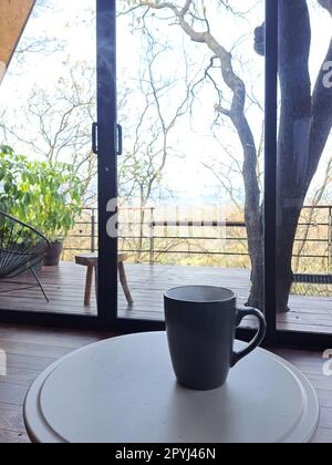 Café ou infusion de thé avec du lait pour se réveiller le matin avec de la caféine pour prendre le sommeil à l'aube pour commencer la journée avec de l'énergie Banque D'Images