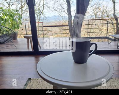 Café ou infusion de thé avec du lait pour se réveiller le matin avec de la caféine pour prendre le sommeil à l'aube pour commencer la journée avec de l'énergie Banque D'Images