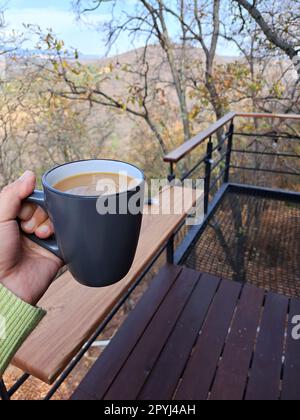 Café ou infusion de thé avec du lait pour se réveiller le matin avec de la caféine pour prendre le sommeil à l'aube pour commencer la journée avec de l'énergie Banque D'Images