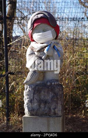 Statue à Mt. Takao pendant la pandémie en hiver, Tokyo, Japon Banque D'Images