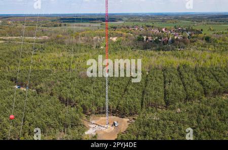 PRODUCTION - 03 mai 2023, Brandebourg, Klettwitz : le mât de mesure du vent de 300 mètres de haut s'élève dans le ciel sur le plateau de Klettwitz, près de Schipkau (district d'Oberspreewald-Lausitz) (photographie aérienne prise avec un drone). Le 04.05.2023, la mise en service du mât de mesure du vent le plus élevé au monde aura lieu. À une hauteur de 300 mètres, l'approvisionnement en vent sera systématiquement déterminé au cours des 12 prochains mois. Les résultats de ce projet serviront de base aux futures tours éoliennes à haute altitude. Ils viendront compléter les parcs éoliens existants. Le mât de mesure est en cours de construction par le groupe GICON Banque D'Images