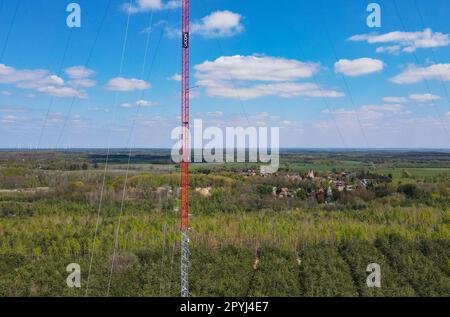 PRODUCTION - 03 mai 2023, Brandebourg, Klettwitz : le mât de mesure du vent de 300 mètres de haut s'élève dans le ciel sur le plateau de Klettwitz, près de Schipkau (district d'Oberspreewald-Lausitz) (photographie aérienne prise avec un drone). Le 04.05.2023, la mise en service du mât de mesure du vent le plus élevé au monde aura lieu. À une hauteur de 300 mètres, l'approvisionnement en vent sera systématiquement déterminé au cours des 12 prochains mois. Les résultats de ce projet serviront de base aux futures tours éoliennes à haute altitude. Ils viendront compléter les parcs éoliens existants. Le mât de mesure est en cours de construction par le groupe GICON Banque D'Images