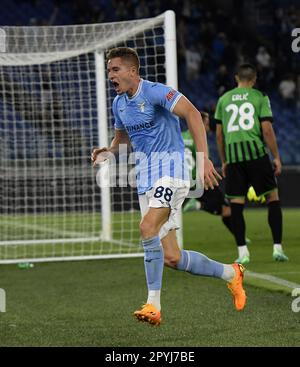 Rome, Italie. 3rd mai 2023. Le Toma Basic (L) du Latium célèbre son but lors d'un match de football entre Latium et Sassuolo à Rome, Italie, 3 mai 2023. Credit: Augusto Casasoli/Xinhua/Alamy Live News Banque D'Images