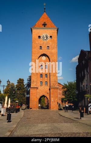 Elblag, Pologne - août 2022. St. Cathédrale de Nicholas Tour gothique vue sur la porte du marché et la rue principale de la cathédrale de la vieille ville. Architecture d'Elblag. Horizon ville ville historique dans le nord de la Pologne. Destination touristique Banque D'Images