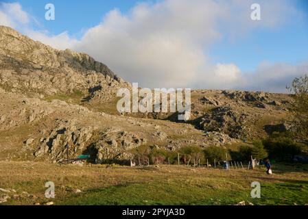 Matin dans un paysage montagneux, la Rotonda, point de départ des sentiers à Los Gigantes, un massif de montagne visité pour la randonnée, le trekking, et l'escalade i Banque D'Images