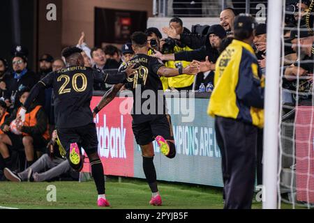 José Cifuentes, milieu de terrain du LAFA (20) célèbre avec l'avant Denis Bouanga (99) après avoir marqué un but contre l'Union de Philadelphie lors d'un CONCACAF Banque D'Images