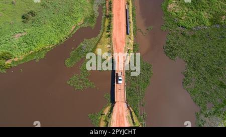 Vue aérienne rapprochée d'un pick-up traversant un pont au-dessus d'un lagon, Transpantaneira, North Pantanal Wetlands, Mato Grosso, Brésil Banque D'Images