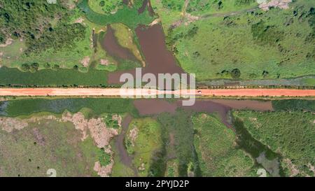 Vue aérienne de Transpantaneira route de terre traversant dans le paysage typique des terres humides du Pantanal avec des lagons, des rivières, des prairies et de la forêt, Mato Grosso, Brésil Banque D'Images