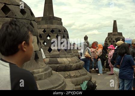 Touristes entre stupas au temple Borobudur dans la province de Java centrale de l'Indonésie. Banque D'Images