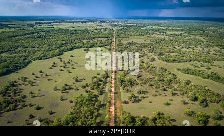 Vue aérienne de la route de terre de Transpantaneira traversant tout droit les terres humides du Pantanal Nord, Mato Grosso, Brésil Banque D'Images