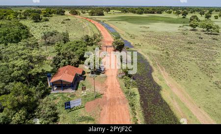 Vue aérienne de Transpantaneira route de terre à travers le paysage rural typique, Pantanal Wetlands, Mato Grosso, Brésil Banque D'Images