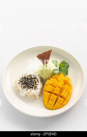 Mangue avec riz Sticky et crème glacée de Pandan, dessert thaïlandais célèbre Banque D'Images