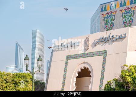 15 janvier 2023, Abu Dhabi, Émirats Arabes Unis : admirez la grandeur et l'élégance du bâtiment du théâtre d'Abu Dhabi, véritable chef-d'œuvre du design architectural et de Banque D'Images
