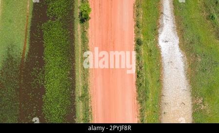 Vue aérienne rapprochée de la route de terre de Transpantaneira avec lagons et prairies, terres humides du Pantanal, Mato Grosso, Brésil Banque D'Images