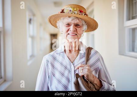 La vie est trop courte pour être enlisée à l'intérieur. Allons-y. Portrait d'une femme âgée heureuse se préparer à sortir. Banque D'Images
