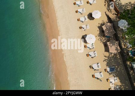 vue aérienne avec drone, plage de sable blanc tropical, avec chaises longues et parasols Banque D'Images