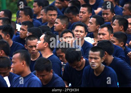 Des membres de l'équipe de lutte contre les incendies de Jakarta assistent à une préparation aux cérémonies et aux expositions pour célébrer la journée indonésienne de lutte contre les incendies et de sauvetage, commémorée chaque année le 1 mars, au Monument national du centre de Jakarta, Jakarta, Indonésie. Banque D'Images