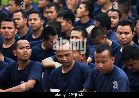 Des membres de l'équipe de lutte contre les incendies de Jakarta assistent à une préparation aux cérémonies et aux expositions pour célébrer la journée indonésienne de lutte contre les incendies et de sauvetage, commémorée chaque année le 1 mars, au Monument national du centre de Jakarta, Jakarta, Indonésie. Banque D'Images