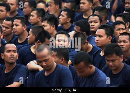 Des membres de l'équipe de lutte contre les incendies de Jakarta assistent à une préparation aux cérémonies et aux expositions pour célébrer la journée indonésienne de lutte contre les incendies et de sauvetage, commémorée chaque année le 1 mars, au Monument national du centre de Jakarta, Jakarta, Indonésie. Banque D'Images