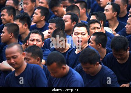 Des membres de l'équipe de lutte contre les incendies de Jakarta assistent à une préparation aux cérémonies et aux expositions pour célébrer la journée indonésienne de lutte contre les incendies et de sauvetage, commémorée chaque année le 1 mars, au Monument national du centre de Jakarta, Jakarta, Indonésie. Banque D'Images