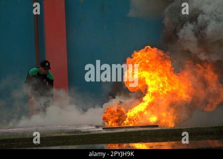 Un candidat exécutant une technique de lutte contre l'incendie au cours d'une compétition organisée entre des concurrents de tous les lieux d'affectation à Jakarta, à Cipayung, dans l'est de Jakarta, à Jakarta, en Indonésie. Banque D'Images